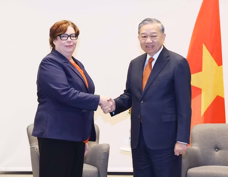 Генеральный секретарь То Лам принимает председателя Коммунистической партии Финляндии Тиину Сандберг. (Фото: ВИА)