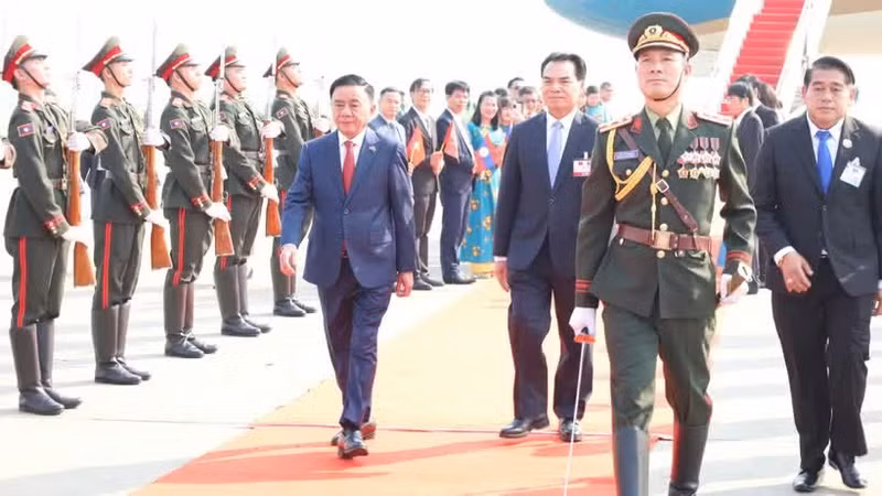 Церемония встречи товарища Чан Кам Ту и высокопоставленной делегации Вьетнама в международном аэропорту Ваттай.