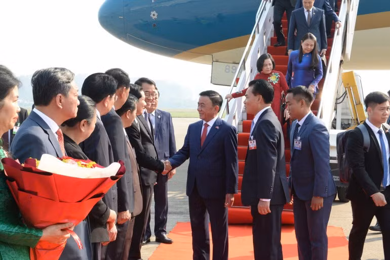 Посол Вьетнама в Лаосе Нгуен Минь Там вместе с представителями ведомств и сотрудниками Посольства Вьетнама в Лаосе торжественно встречают Постоянного члена Секретариата ЦК КПВ Чан Кам Ту и высокопоставленную делегацию Вьетнама.