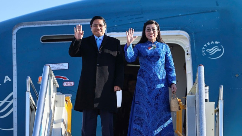 Премьер-министр Фам Минь Тьинь с супругой. (Фото: VGP)