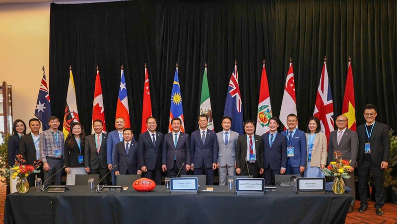 Министр промышленности и торговли Нгуен Хонг Зиен и делегация принимают участие в мероприятии.