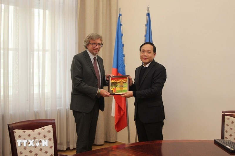 Товарищ Нгуен Тхань Хай вручает памятный сувенир г-ну Франеку Михалу. (Фото: ВИА)