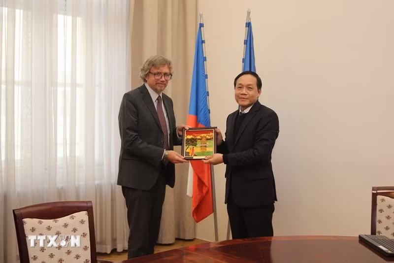 Товарищ Нгуен Тхань Хай вручает памятный сувенир г-ну Франеку Михалу. (Фото: ВИА)