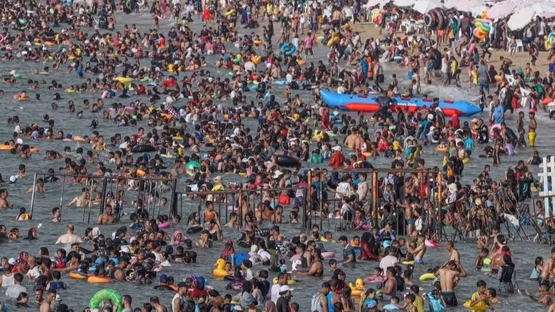 Жители купаются в море, чтобы спастись от жары, в Александрии (Египет), июль 2024 года. Источник: Синьхуа/ВИА