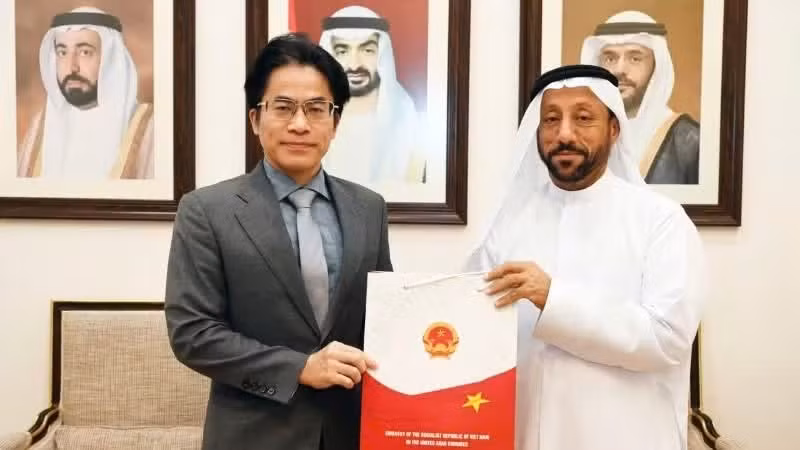 Посол Нгуен Тхань Зиеп и Председатель Торгово-промышленной палаты Шарджи Абдалла Султан Аль Овайс. (Фото предоставлено Посольством Вьетнама в ОАЭ)