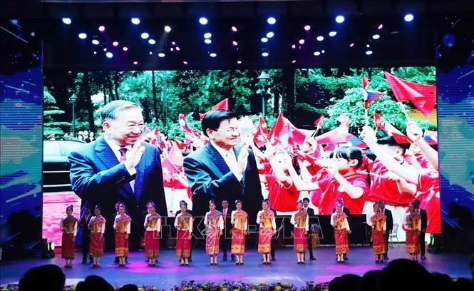 Творческий номер, прославляющий особые отношения между Вьетнамом и Лаосом. (Фото: ВИА)