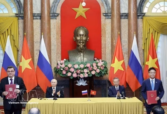 Президент государства То Лам и Президент России Владимир Путин присутствуют при обмене вьетнамско-российскими документами о сотрудничестве в Ханое, 20 июня 2024 года. (Фото: ВИА)