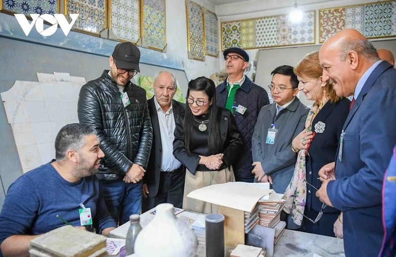 Супруга Премьер-министра Фам Минь Тьиня посетила и вручила подарки детям, находящимся в сложных жизненных обстоятельствах в Алжире