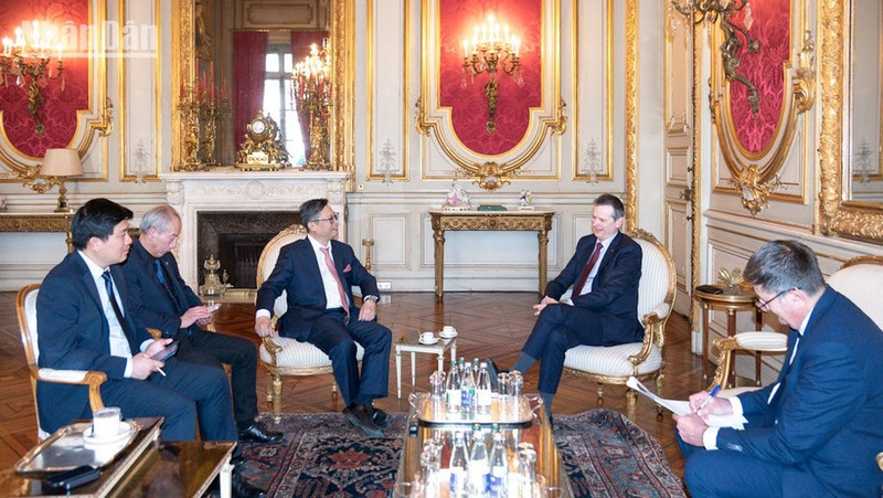 Рабочая встреча Посла Чинь Дык Хая и Руководителя департамента Буш-дю-Рон Жака Витковского открывает новую страницу практического и углубленного сотрудничества. (Фото: Минь Зюи)