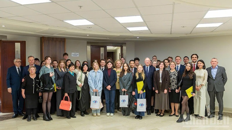 Организационный комитет, жюри и участники фотографируются на память.