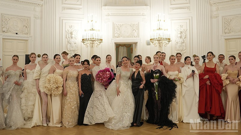 Дизайнер Нгуен Тхюи Линь (в черном, в центре) вместе с коллекцией, вдохновленной архитектурой и дворцовым пространством Петровского путевого дворца. (Фото: Суан Хынг)