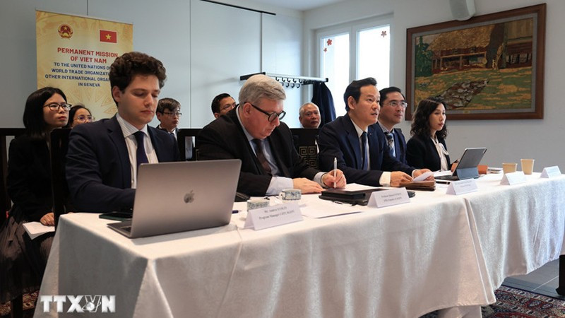 Делегаты принимают участие в семинаре в Постоянном представительстве Вьетнама в Женеве. (Фото: ВИА)