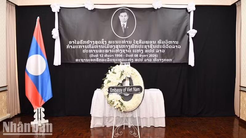 Церемония прощания с товарищем Сайсомпхоном Пхомвиханом в Посольстве Лаоса в Таиланде. (Фото: Минь Тханг)
