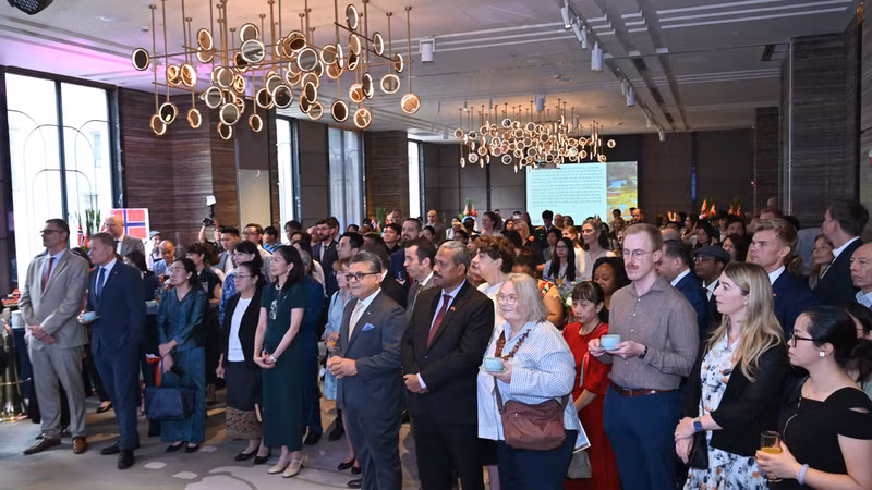 Представители посольств различных стран на мероприятии.