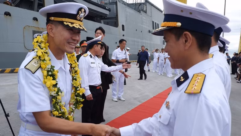 На церемонии встречи присутствовали представители руководства Департамента внешних связей города Дананг, Командования 3-го военно-морского района, Командования 2-го района Береговой охраны, Командования военного гарнизона города, Командования Пограничных войск города, Командования пограничного поста порта Дананг, Отдела внешних связей — Командования 5-го Военного округа, представители Департамента внешних связей (Министерства национальной обороны) и Военно-морских сил Вьетнама. (Фото: tienphong.vn)