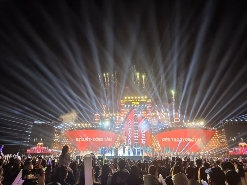 Новогодний обратный отсчёт (Countdown) в честь встречи 2026 года в Куангнине привлёк большое число жителей и туристов. (Фото: ВИА)