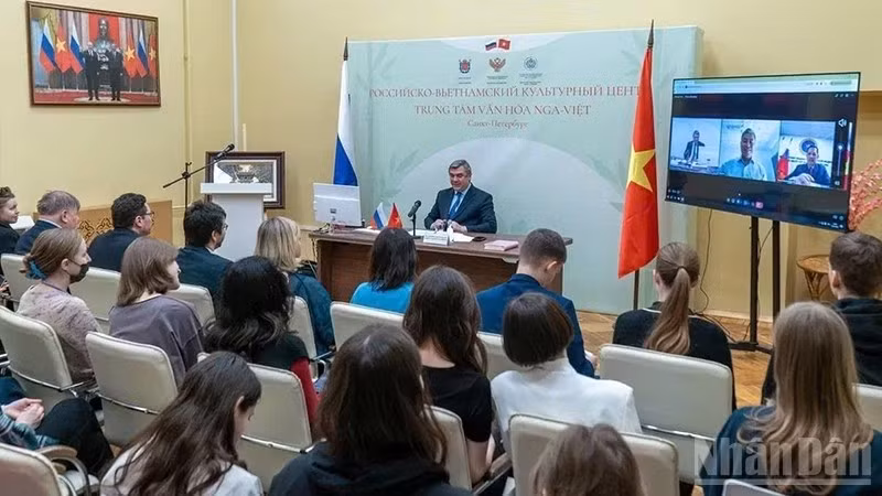 Общий вид круглого стола.