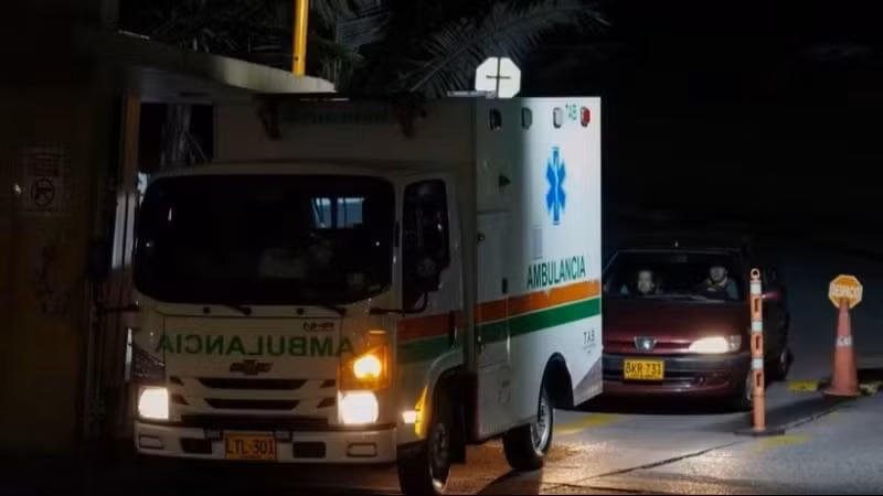 Карета скорой помощи доставляет пострадавших в результате крушения военного самолета в больницу в Боготе, Колумбия, 23 марта 2026 года. (Фото: Синьхуа/ВИА)