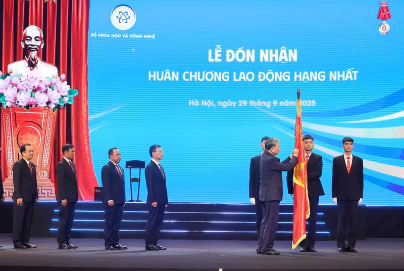 Генеральный секретарь ЦК КПВ То Лам вручает орден Труда первой степени Министерству науки и технологий. (Фото: ВИА)