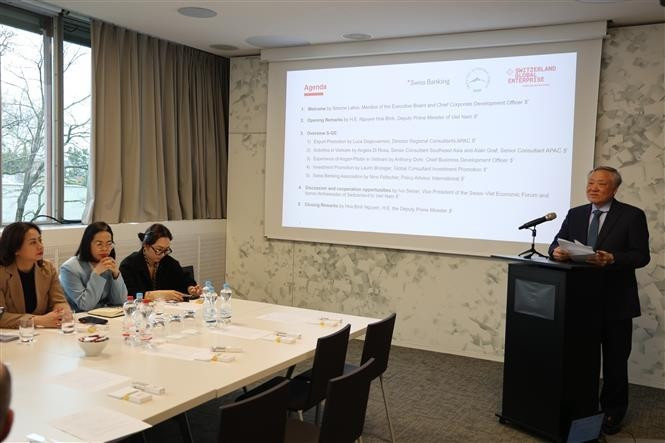 Постоянный заместитель Премьер-министра Нгуен Хоа Бинь выступает в штаб-квартире Швейцарской организации по продвижению экспорта и инвестиций Swiss Global Enterprise (SGE). (Фото: ВИА)