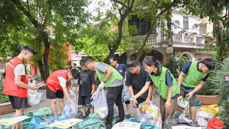 Участники группы Tagom проводят инструктаж для граждан по правильной сортировке отходов. Фото: Тхэ Дай