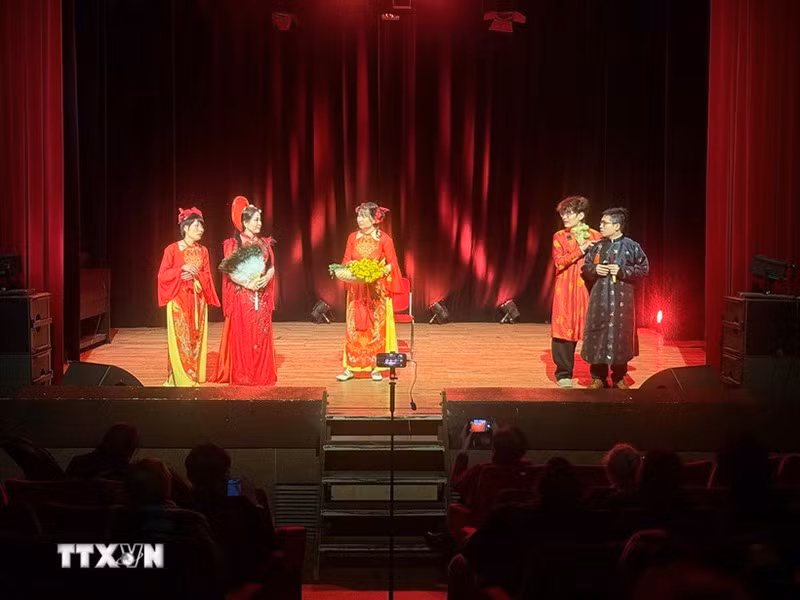 Хор «Родина» особенно привлек внимание зрителей спектаклем «Встреча среди людей». (Фото: ВИА)