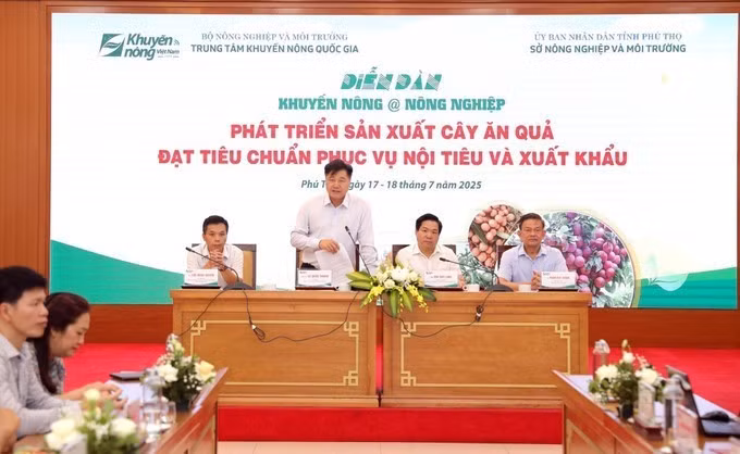 Ле Куок Тхань (в центре), директор Национального центра сельскохозяйственного распространения, выступает на форуме. (Фото: ВИA)