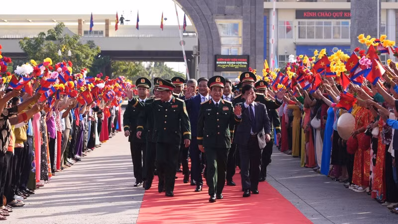 Жители провинции Тэйнинь провожают генерала армии Фан Ван Жанга, министра национальной обороны Вьетнама, в Королевство Камбоджа для участия во Втором вьетнамско-камбоджийском дружественном оборонном обмене на приграничной территории. (Фото: ВИА)