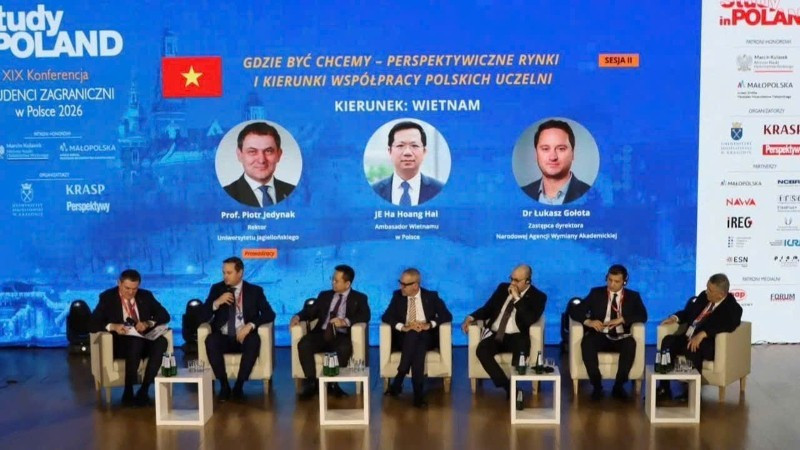 Посол Ха Хоанг Хай (третий слева) выступает на пленарном заседании семинара. (Фото: Посольство Вьетнама в Польше)