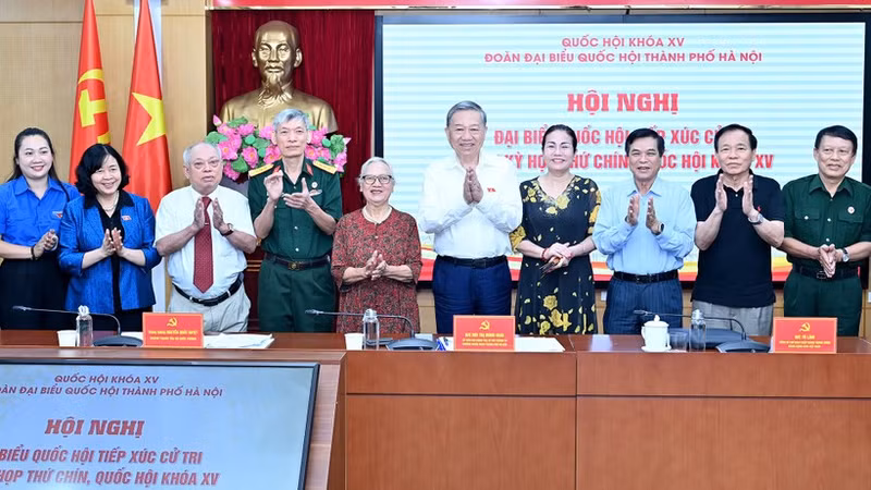 Генеральный секретарь ЦК КПВ То Лам, депутаты и избиратели города Ханоя. Фото: Данг Кхоа