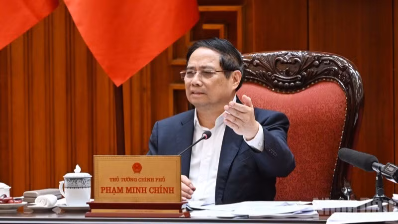 Премьер-министр Фам Минь Тьинь выступает на заседании. Фото: Чан Хай