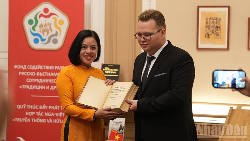 Студент МГИМО передает Музею Хо Ши Мина книгу с опубликованным выступлением Дядюшки Хо на пятом конгрессе Коминтерна. (Фото: Суан Хынг)