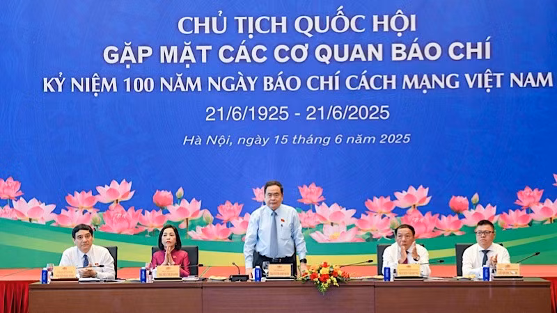 Председатель Национального собрания Чан Тхань Ман и делегаты на встрече. Фото: Зюи Линь