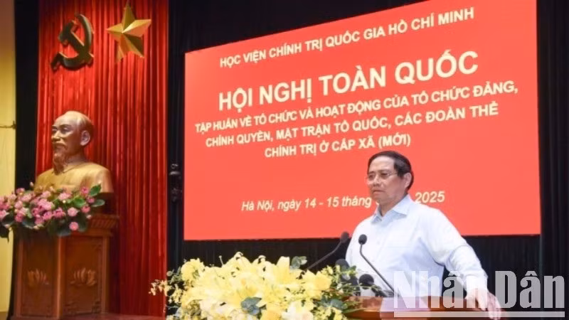 Премьер-министр Фам Минь Тьинь выступает с речью на церемонии закрытия конференции. Фото: Чан Хай