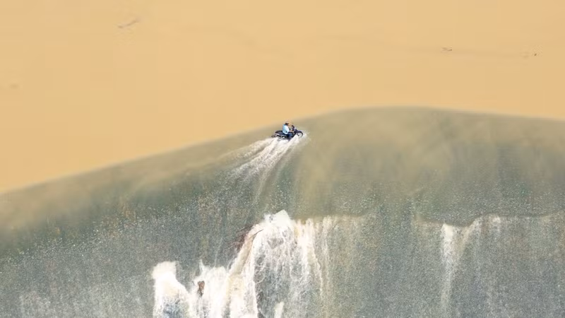 Крупные каменные блоки, прочно уложенные, образуют тело плотины длиной 336 м и высотой 5,3 м, выполняя функции регулирования потока воды и обеспечения ирригации. (Фото: ВИА)