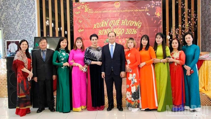 Генеральный консул Нгуен Вьет Киен фотографируется на память с представителями вьетнамской общины Приморского края.