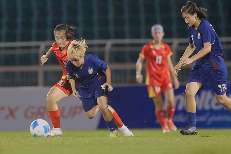 Женская сборная Вьетнама (в красной форме) проиграла команде Таиланда. Фото: Федерация футбола Вьетнама