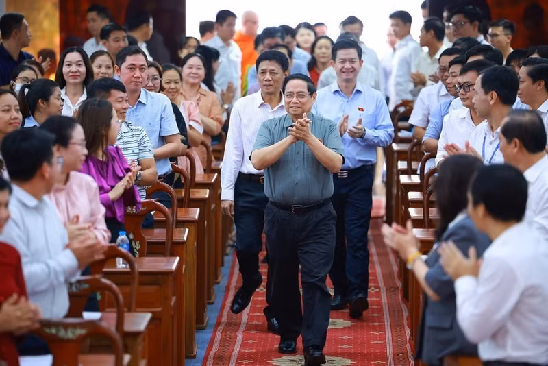 Премьер-министр Фам Минь Тьинь встречается с избирателями города Кантхо. (Фото: ВИА)