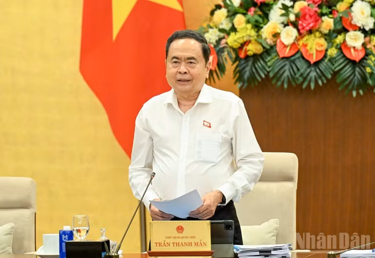 Председатель НС Чан Тхань Мань выступает с речью. (Фото: Зюи Линь)