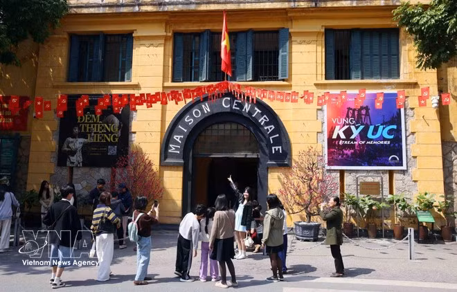 Исторические памятники принимают молодых посетителей, пришедших на экскурсии и знакомство с культурой в период праздника Тэт. (Фото: ВИА)