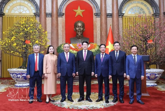 Президент Лыонг Кыонг с руководством Канцелярии Президента. (Фото: ВИА)