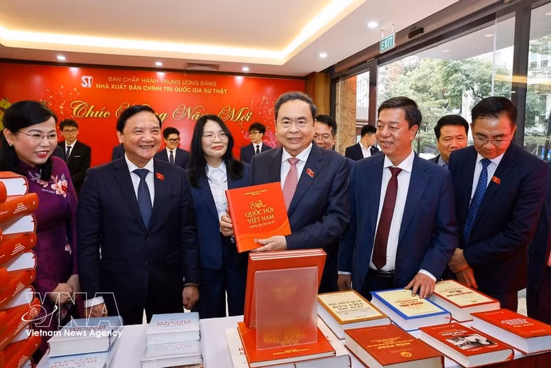 Председатель НС Чан Тхань Ман принимает участие в церемонии презентации сборника законов, принятых на 10-й сессии НС. (Фото: ВИА)