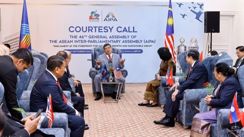 Председатель Палаты представителей Малайзии Тан Шри Дато Джохари бин Абдул принимает руководителей делегаций парламентов-членов АИПА. (Фото: ВИА)