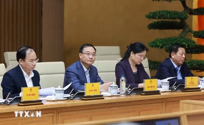 Члены Центрального руководящего комитета по вопросам жилищной политики и рынка недвижимости участвуют в заседании. (Фото: ВИА)