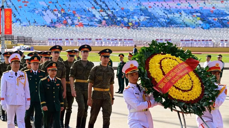 Делегация военнослужащих Российской Федерации возлагает венок и посещает Мавзолей Президента Хо Ши Мина.
