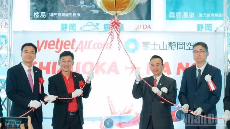 Губернатор префектуры Сидзуока Судзуки Ясутомо, Посол Вьетнама в Японии Фам Куанг Хиеу, руководство аэропорта Сидзуока и представители Vietjet поздравляют с открытием нового маршрута и приветствуют первых пассажиров рейса Vietjet.