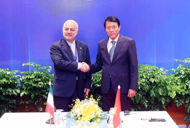 Генерал, министр общественной безопасности Лыонг Там Куанг проводит протокольную встречу с Вахидом Джалалзаде, заместителем министра иностранных дел Ирана по консульским, парламентским вопросам и делам иранцев. (Фото: ВИА)