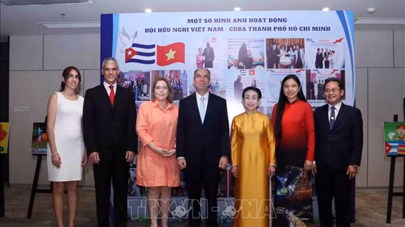 Участники фотографируются на память. (Фото: ВИА)