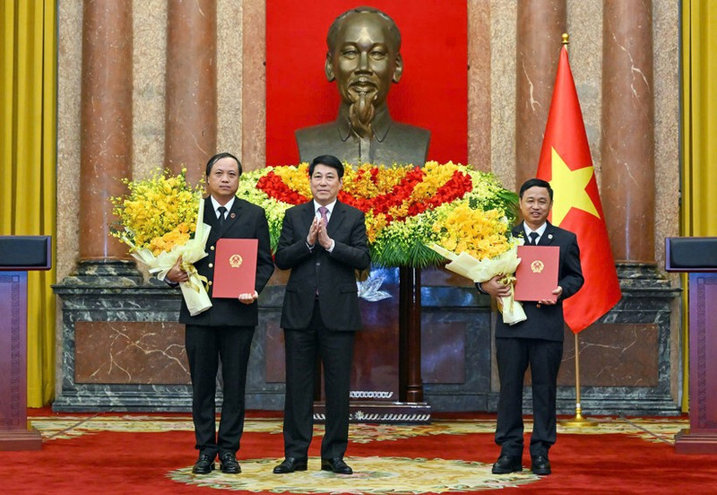 Президент Лыонг Кыонг вручает решения о назначении заместителей председателя Верховного народного суда. (Фото: Тхюи Нгуен)