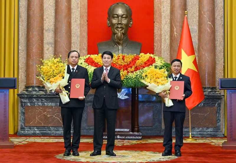 Президент Лыонг Кыонг вручает решения о назначении заместителей председателя Верховного народного суда. (Фото: Тхюи Нгуен)